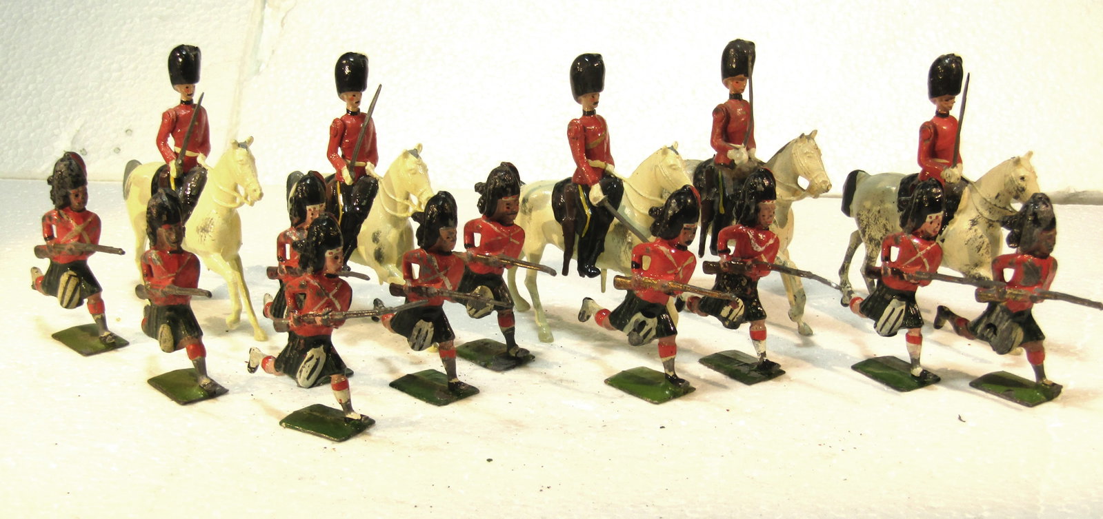 Britians No 32 Royal Scots Greys and No 11: Black Watch Charging. Britains Ltd. double Scottish lot of # 32, Royal Scots Greys mounted, and #11, Black Watch charging. (1946-66). 15 pieces total. Condition Good. Unboxed.