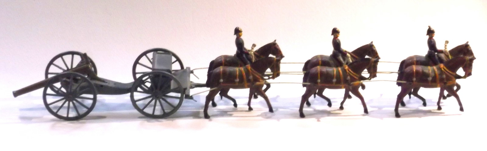 Britains No 144 Royal Field Artillery: Britains Ltd. # 144. Royal Field Artillery. 3rd version (1930-41) with breast harness horses and straight wire tracings. No officer. One horse leg broken. 8 Pieces. Condition Very Good. Unboxed.