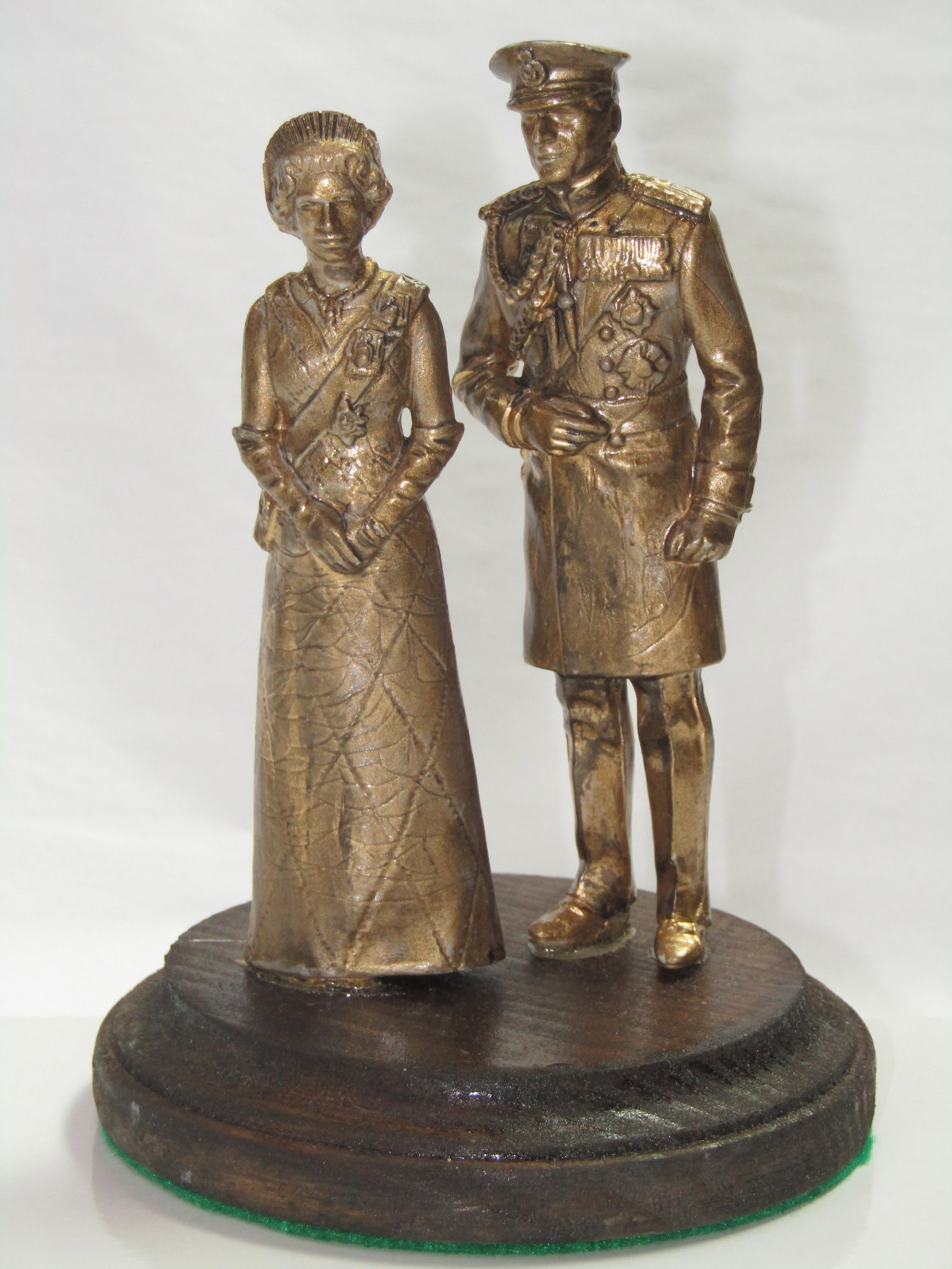 Charbens Queen Elizabeth and Prince Phillip: Charbens 11 cm gilt figures of Queen Elizabeth and Prince Philip (plastic) on a wooden plinth. Ca 1960's. Condition Very Good. Unboxed.