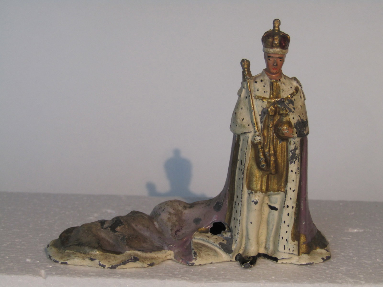 Britains No 1437 King George VI: Britains #1437, King George VI in coronation robes, fully painted. 1937 only. Condition Good. Unboxed.