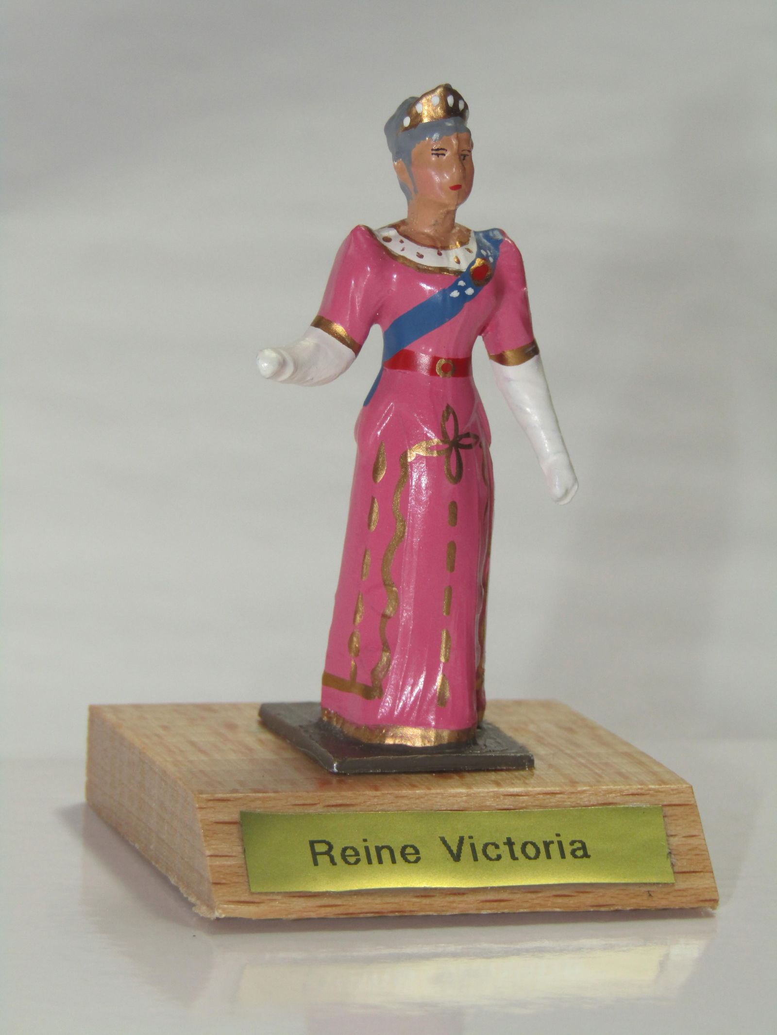 CBG Mignot Queen Victoria Portrait Figure (1 of 1)