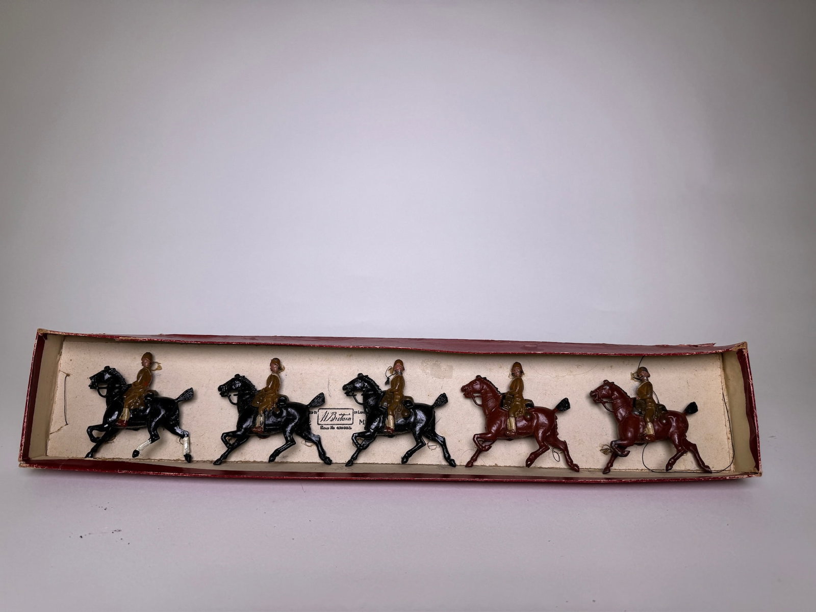 Britains No 108 6th Innskilling Dragoons: Pre war. 5 pieces. Condition very good. Box good with original tie card.
