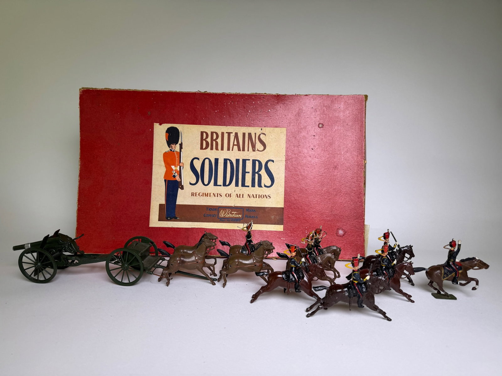 Britains No 39 Royal Horse Artillery: Post war. 13 pieces. Condition very good. Officer and 1 trooper missing plume. Box fair and missing tie cards.