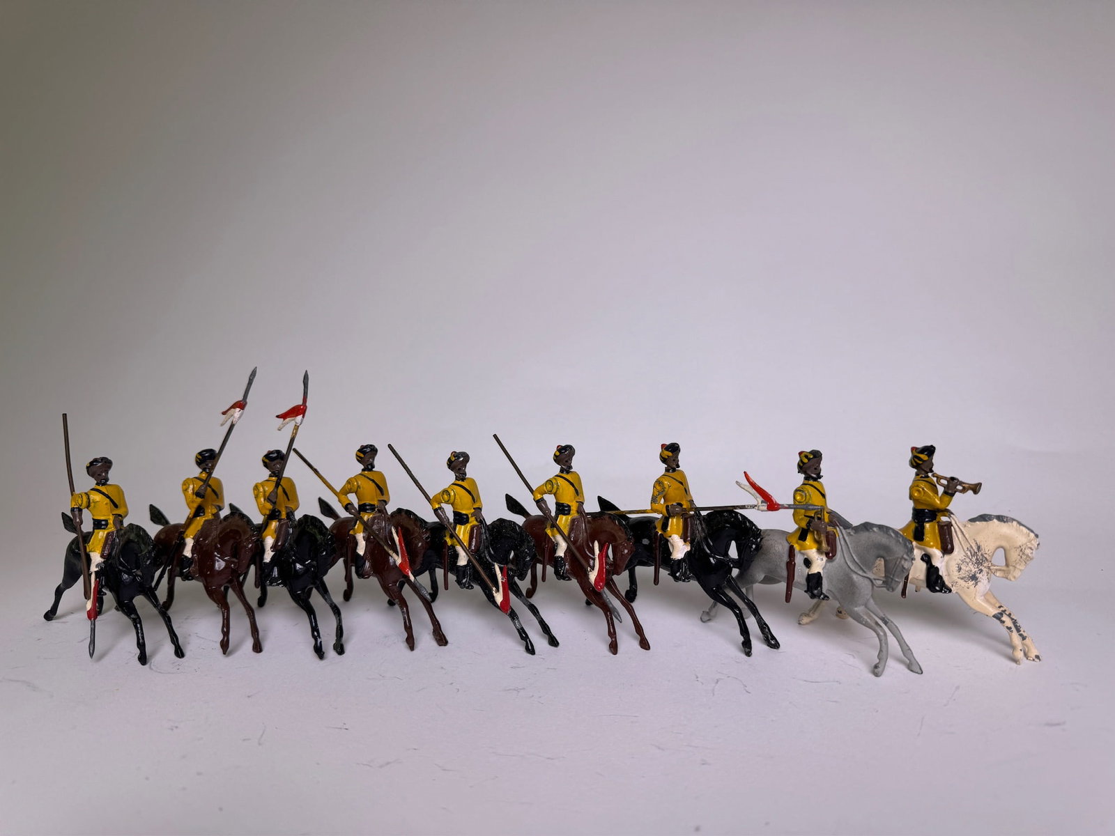 Britains from No 47 Skinners Horse: Pre war. 9 pieces. Containing two trumpeters, 1 lance tip missing. Condition excellent. Unboxed.