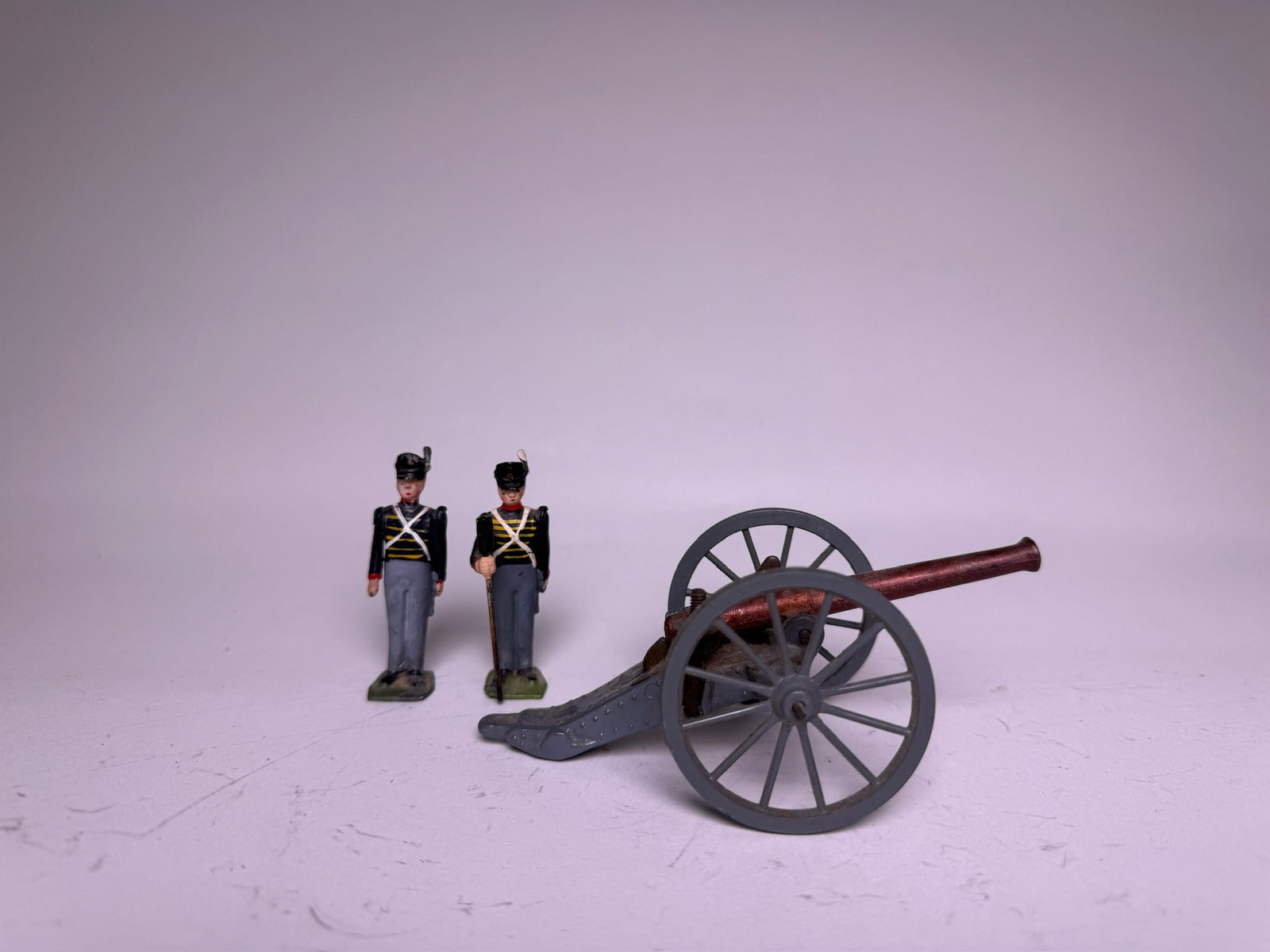Britains No 2152 Waterloo Gunners with Gun: Post war. 3 pieces. Condition very good. Unboxed.