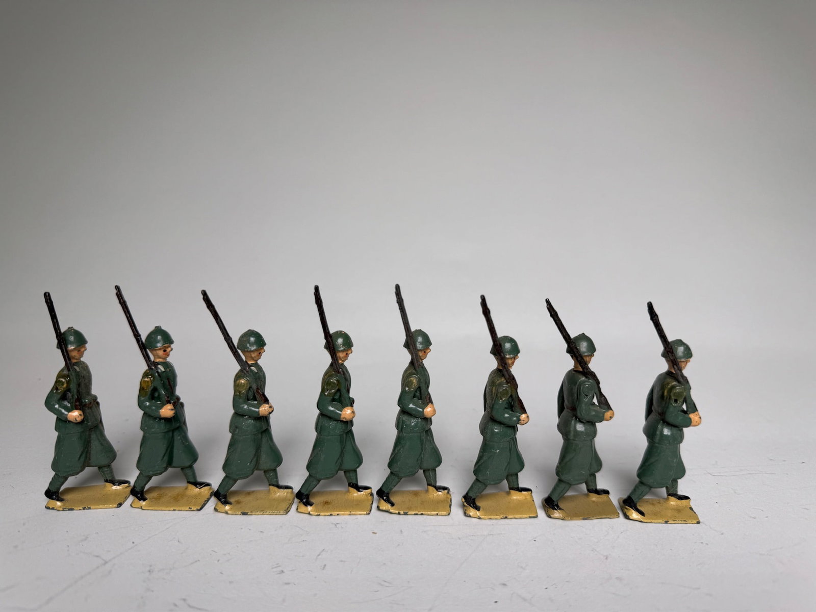 Britains No 1435 Italian Infantry Service Dress: Post war. 8 pieces. Condition very good with some arms glued. Unboxed.