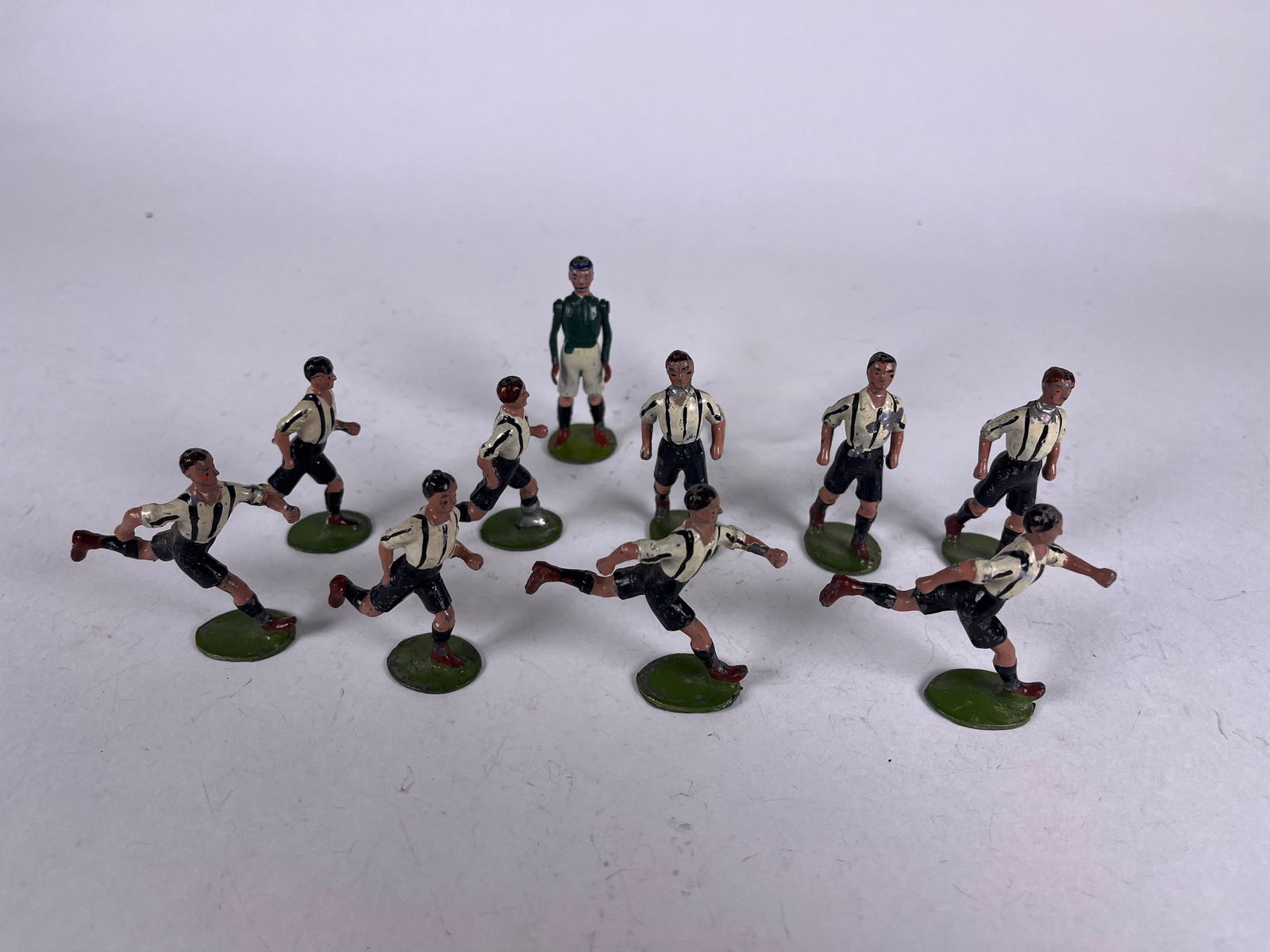 Britains New Castle Footballers: 10 pieces with goalie. Condition excellent. Unboxed.