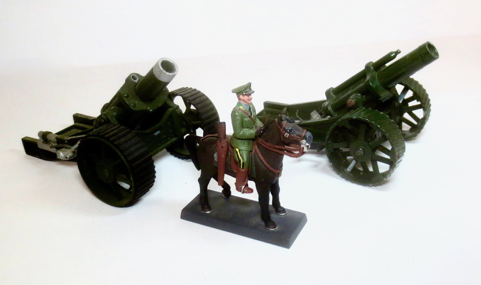 Howitzers With 60mm Mounted Italian Guard: 3 pieces. Excellent to fair condition (Britains Howitzers missing firing springs & ammo). Unboxed.