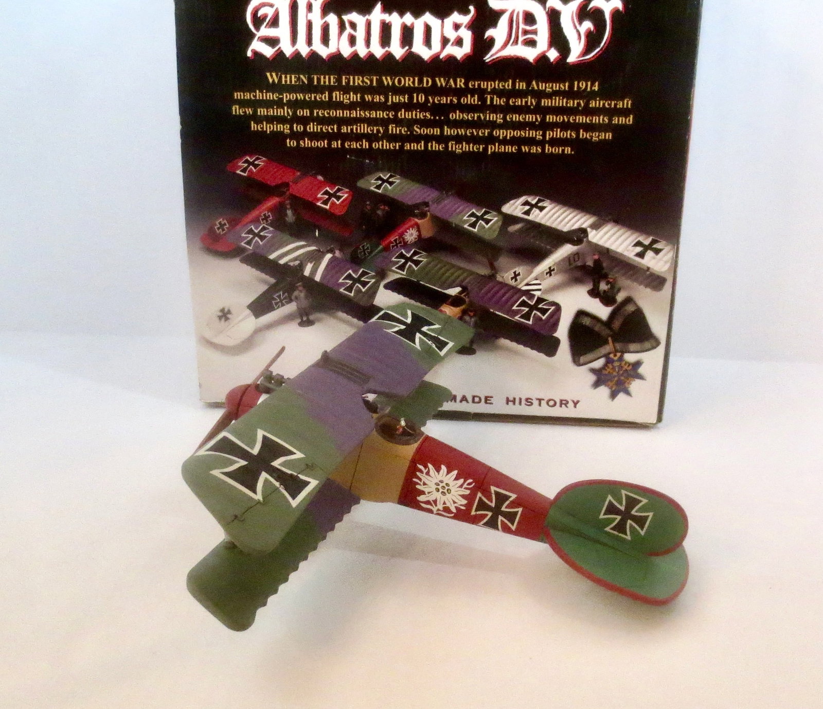 King & Country FW114 Albatross D.V.: 2 pieces. Paul Baumer piloted this aircraft decorated with the "Edelweiss" mountain flower on both sides of the fuselage. Mint condition. Box excellent.