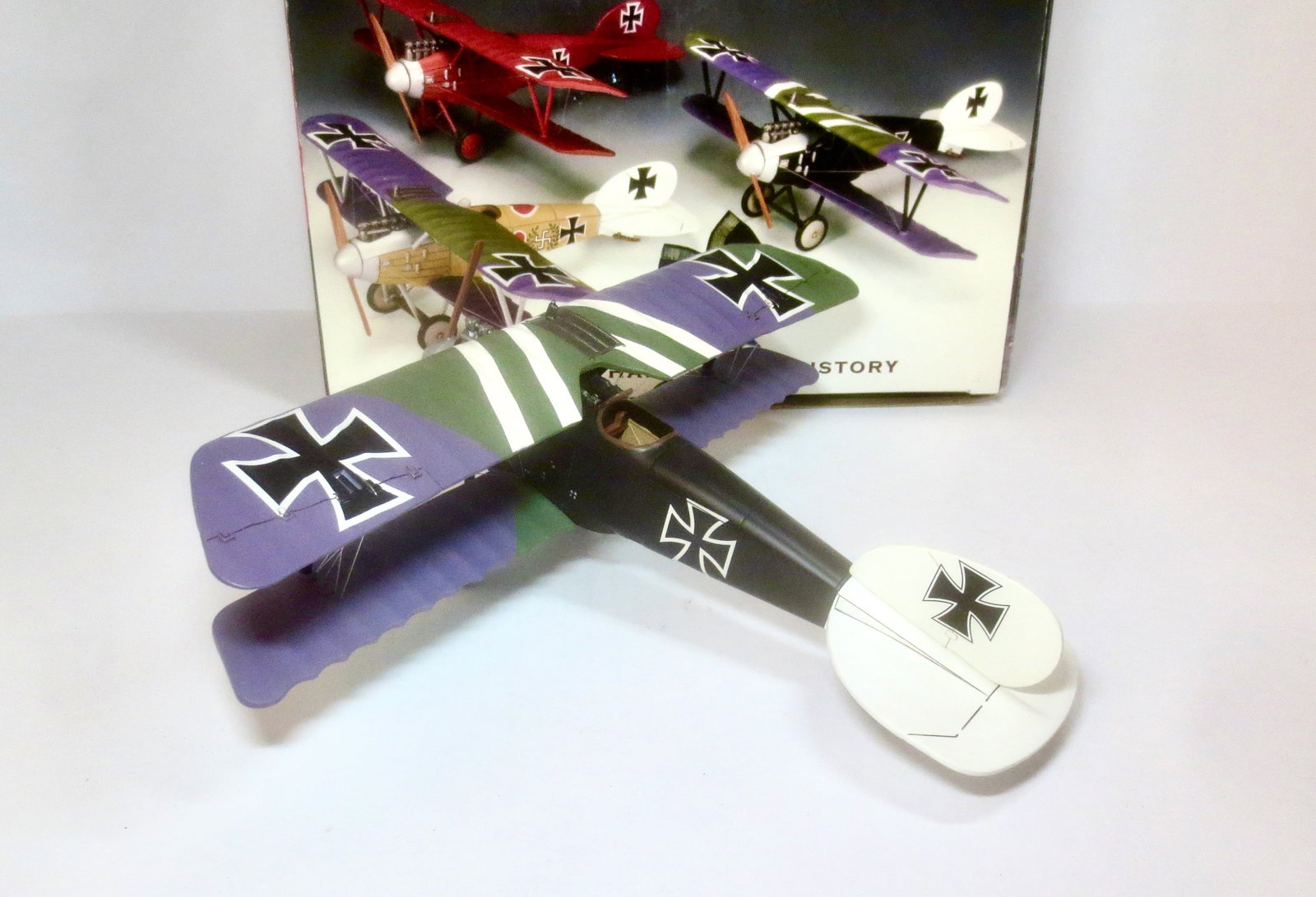 King & Country #FW105A "Albatross DV (Voss)": 2 pieces. No pilot. Mint condition. Box excellent.