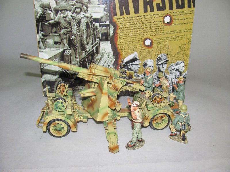 King & Country 88mm Flak 18: with crew of 5 AK027 Paint wear to cannon,