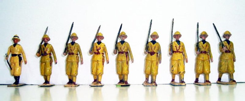 Britains Set # 1436 Italian Infantry: in Colonial Service Dress with additional converted Sergeant. Pre War 9 Pieces. Non matching. Unboxed.