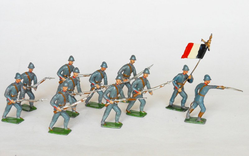 Heyde French WW1 Advancing with Officer: and Standard Bearer. Pre War 11 Pieces. Unboxed.