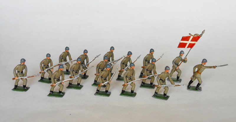 Brigadier Danish Troops: Advancing in Khaki with Officer & Flag Bearer. Pre War 16 Pieces. Unboxed.