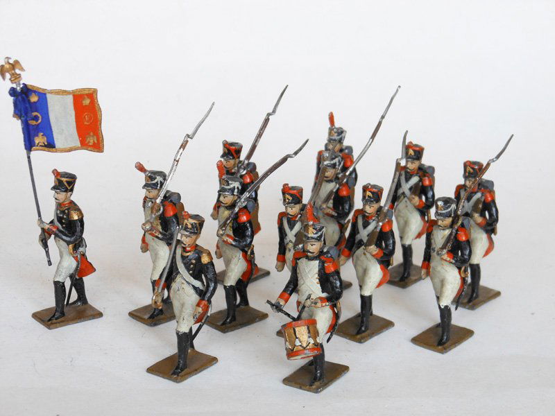 German Manufacturer Maker Unknown: or possibly Mignot French Napoleonic Infantry in Shakos very finely cast items and RARE. Pre War 13 Pieces including Officer, Flag Bearer and Drummer.
