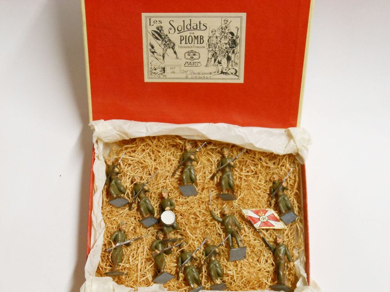 Mignot Prussian Infantry: with Officer Flag Bearer and Drummer in Khaki with Original Box. Post War 12 Pieces.