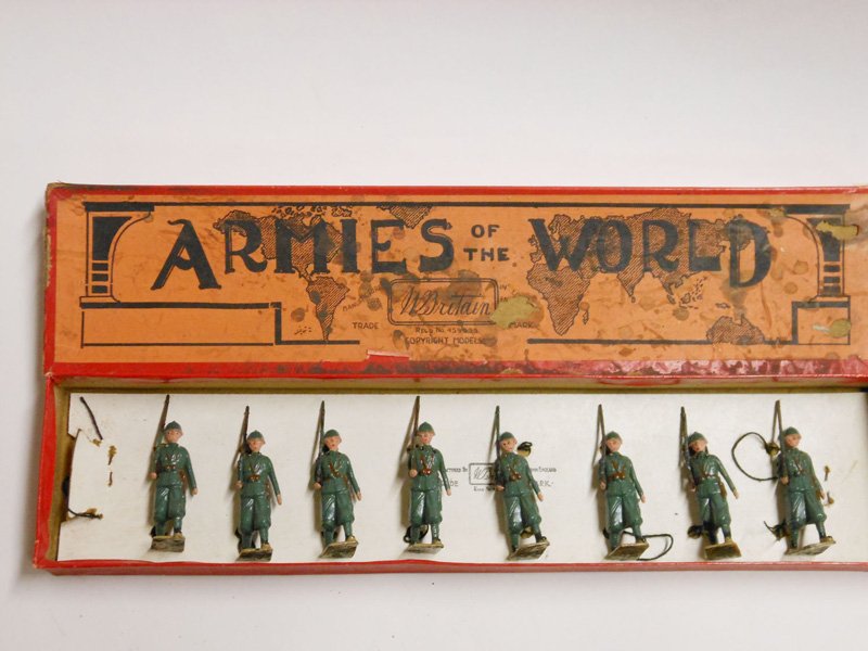 Britains Set # 1435 Italian Infantry: in Green Colonial Campaign Uniforms with Original Armies of The World Box - Untied . Pre War. 8 Pieces.