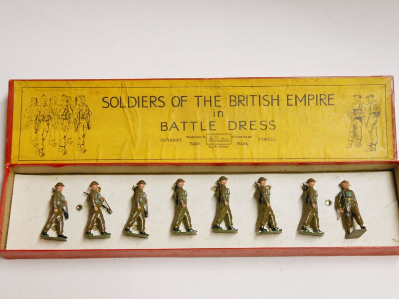 Britains Set # 1858 British Infantry: with Slung Rifles & Officer in Original Soldiers of The British Empire Box. Untied. Early Post War. 8 Pieces.