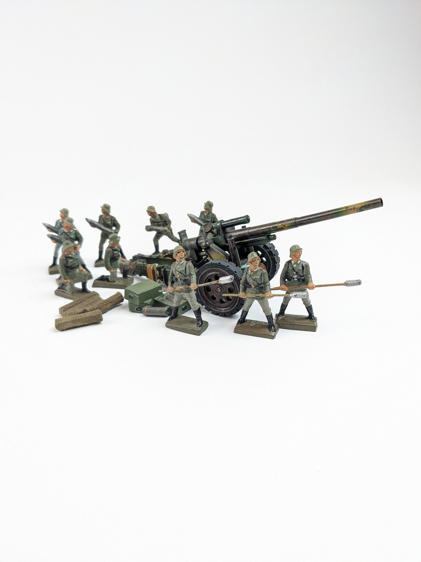 Lineol 40mm German Gun and Crew: 12 Pieces. Condition Excellent. Unboxed.