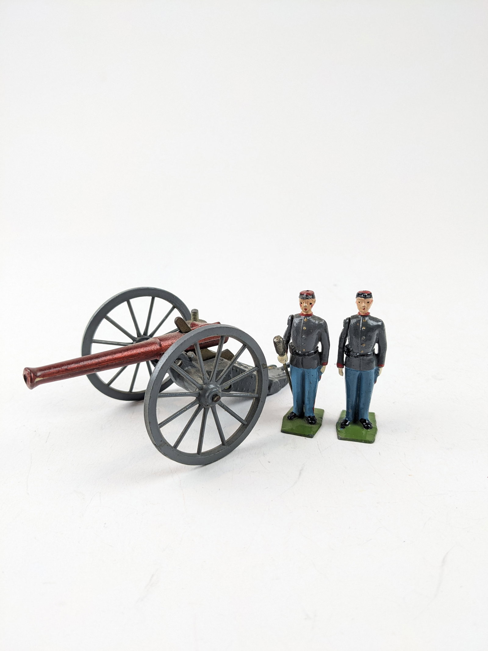 Britains #2058 Confederate Gun and Crew: 3 Pieces. Condition Very Good. Unboxed.