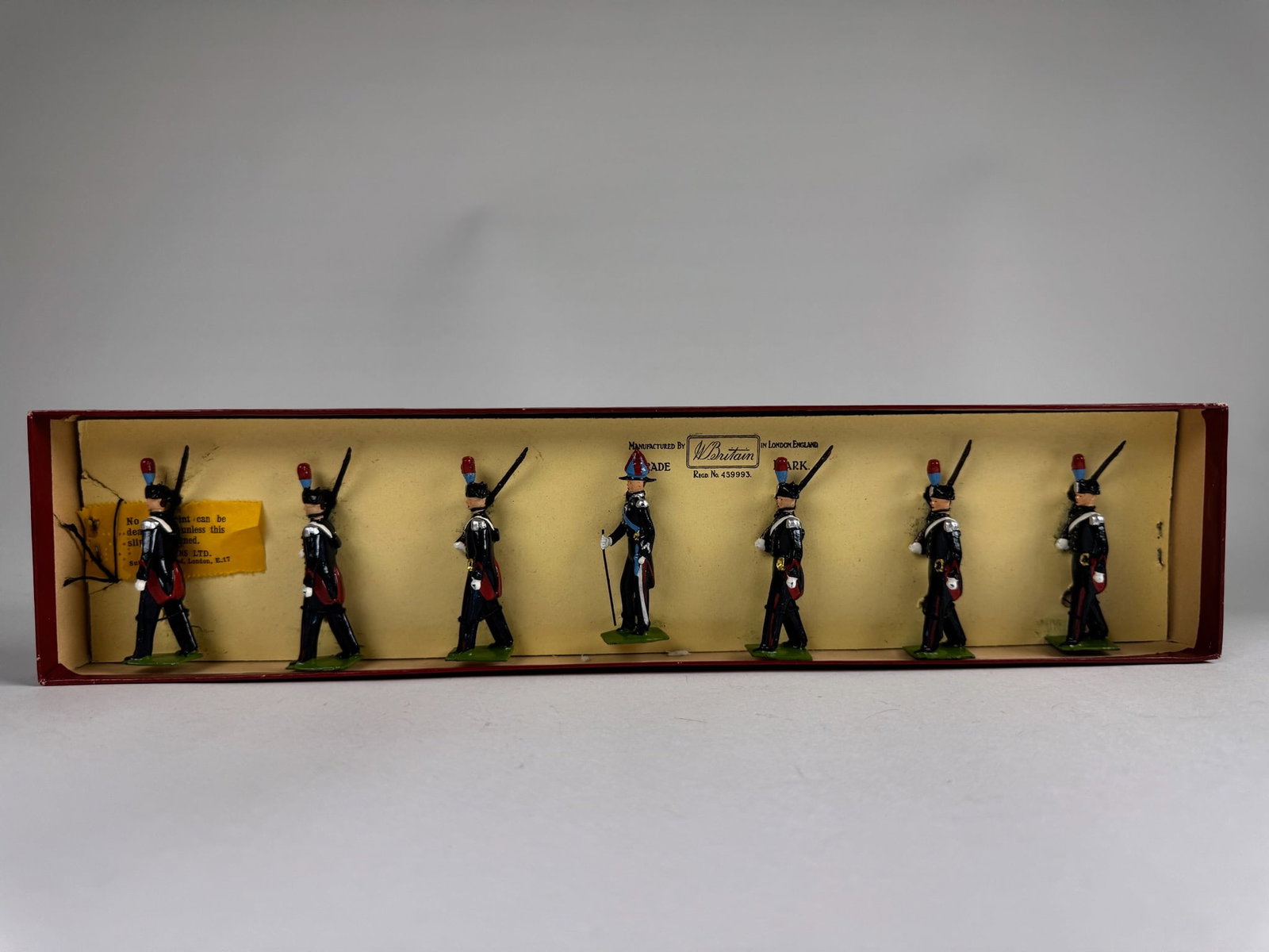 Britains No 1437 Italian Carabinieri: Post war. 7 pieces tied on original tie card. Condition excellent. Box excellent with writing and sticker on box.