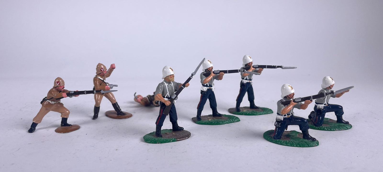Trophy Boer War Assortment: 8 pieces. Condition good with 1 figure missing arm and rifle. Unboxed.
