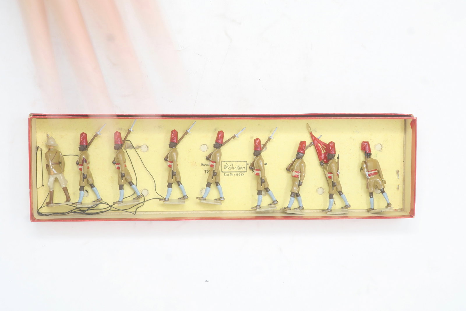 Hiriart Colonial Askaris at the slope: with flag bearer and European officer, 9 pieces, unboxed; Very good