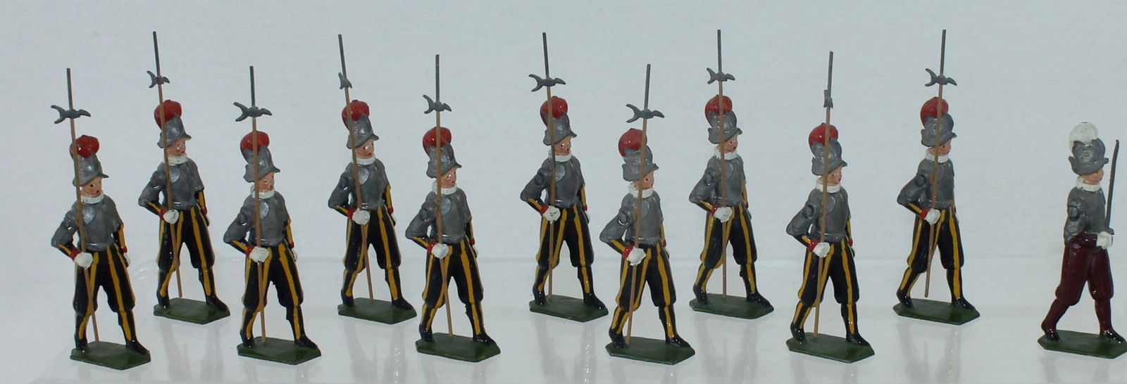 Britains Set 9371 Papal Swiss Guards (1 of 2)