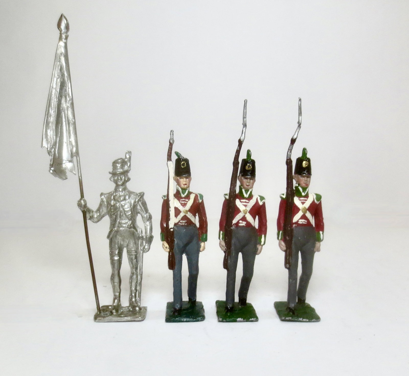 HE British Napoleonic infantry: With RARE standard bearer, original casting from Eriksson in Sweden. 4 pieces. One broken ankle, the rest excellent.