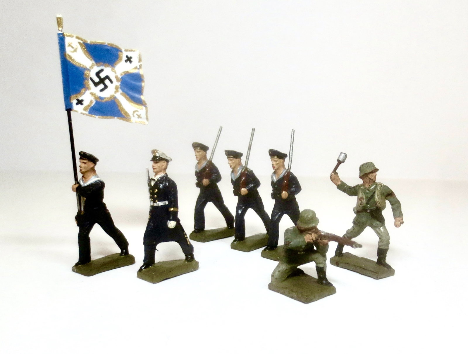 Lineol 40mm Navy Color Party & Infantry Figures: 40mm. 7 pieces. Excellent condition.