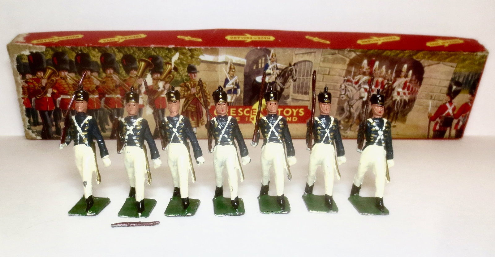 Crescent West Point Cadets: Scarce and complete set. 7 pieces. One broken rifle, the rest in excellent condition. Box excellent.