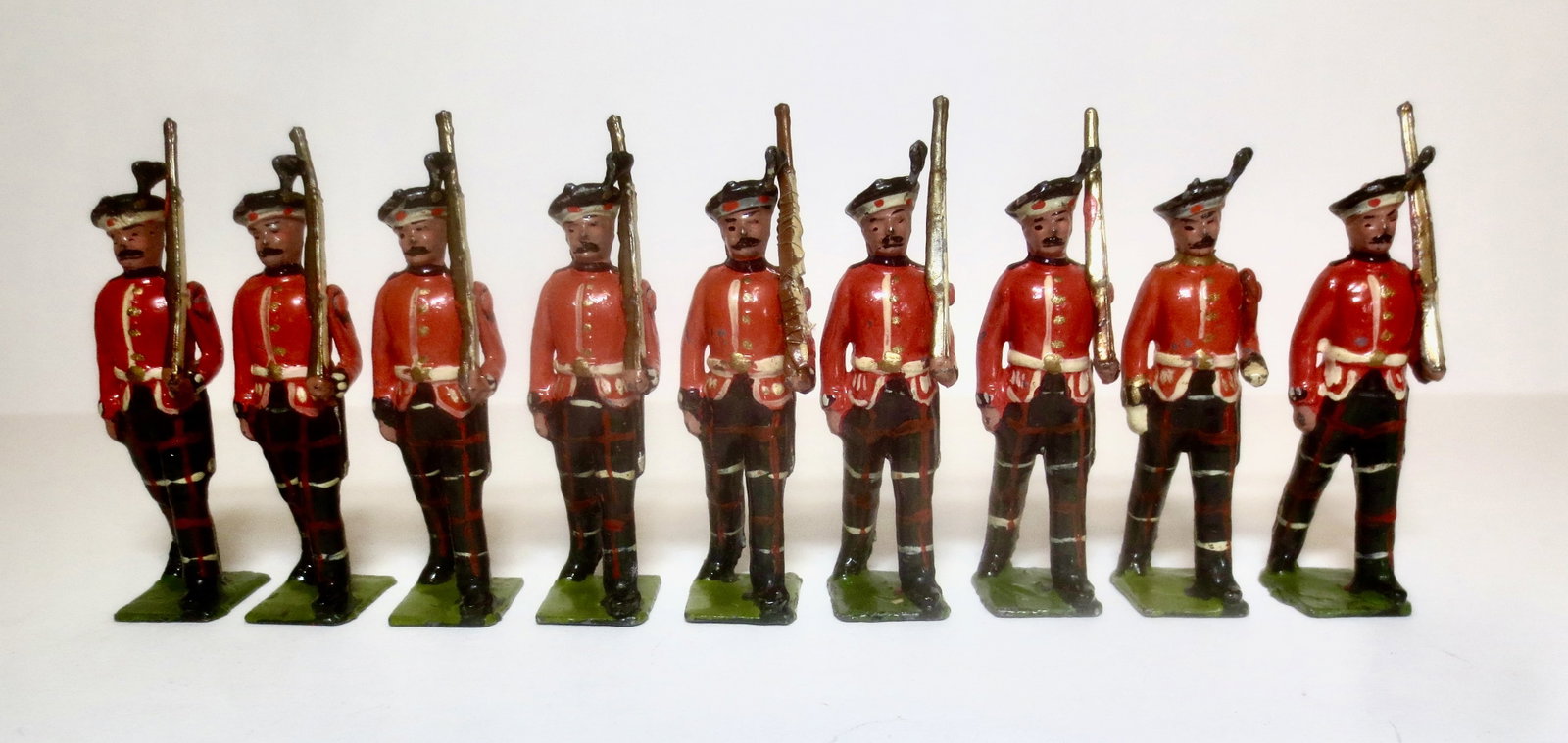 Britains RARE #1395 King's Own Scottish Borderers: Pre war. Circa 1935. 9 pieces. One missing rifle, the rest in excellent condition. Unboxed.