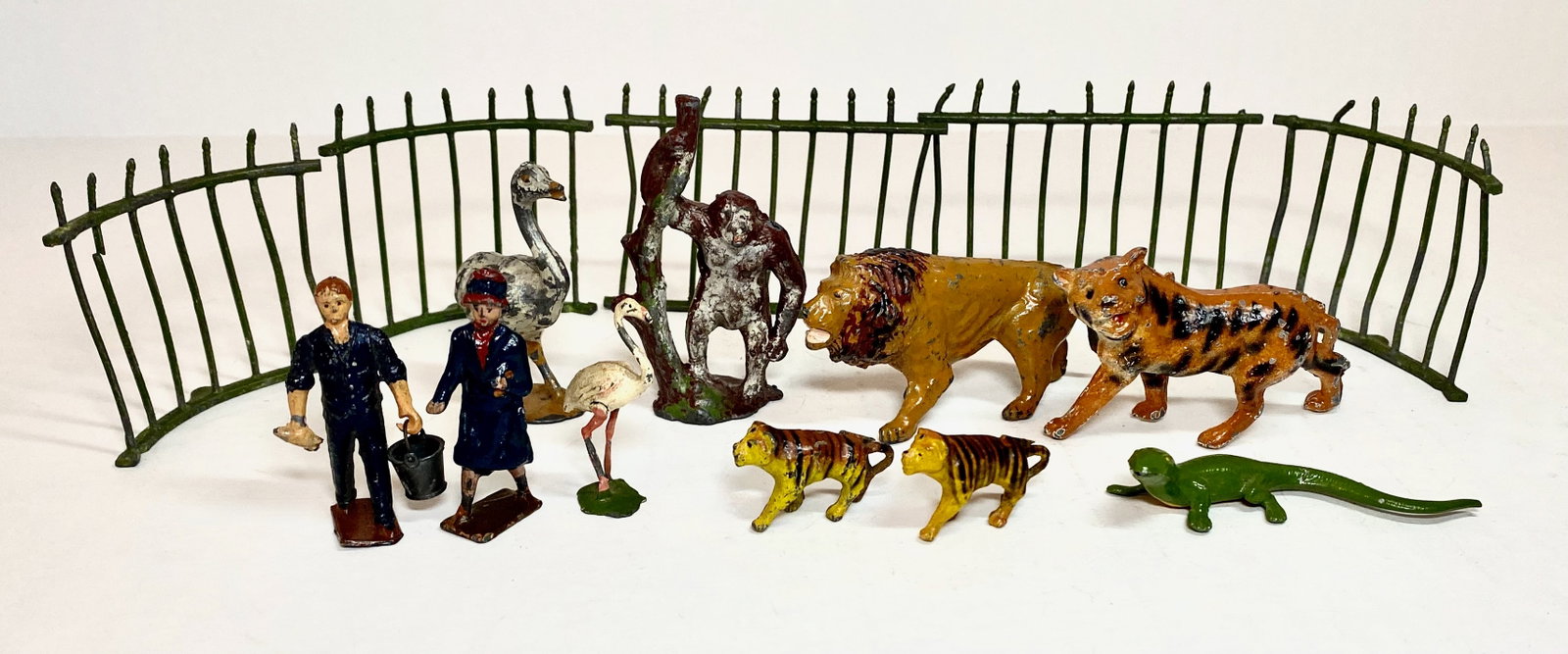 British Hollowcast Zoo Assortment: 15 pieces. Zoo visitor retouched. Unboxed.