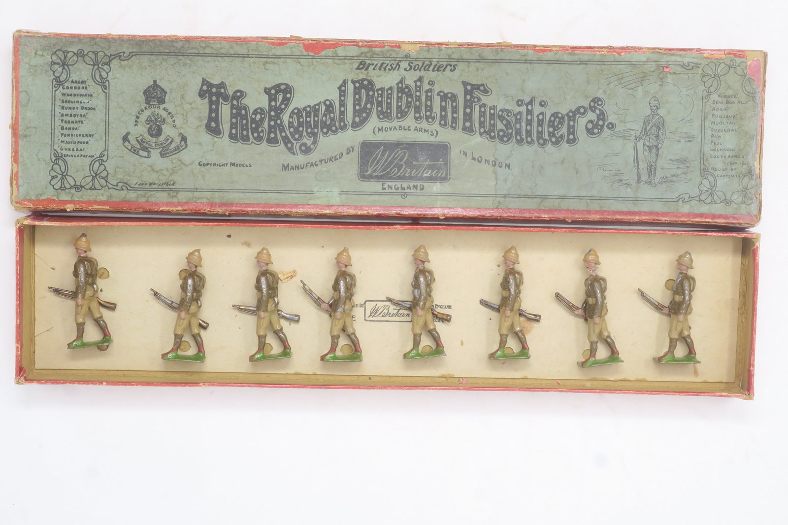 Britains set #109 Dublin Fusiliers: at the trail in Whisstock blue label box (penultimate version), 8 pieces; Very good, two rifle tips gone, 1 head loose, box fair-good, taped, label grubby