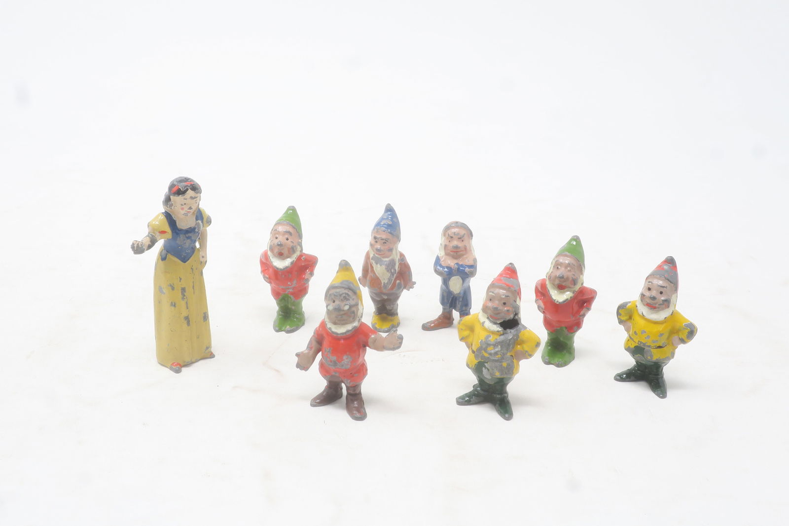 Britains Snow White with 7 Dwarfs: missing Happy and Dopey, 8 pieces; Good, one dwarf has hole in his neck