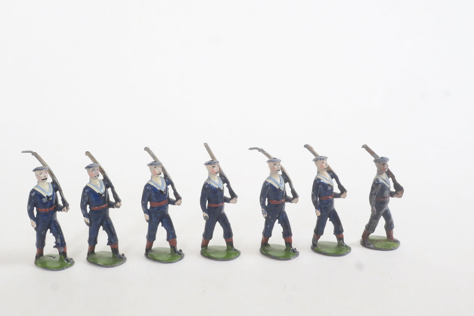 Britains set#22b, Bluejackets at the: slope, rare first version, 7 pieces, (c. 1902); Very good, 5 bayonets missing