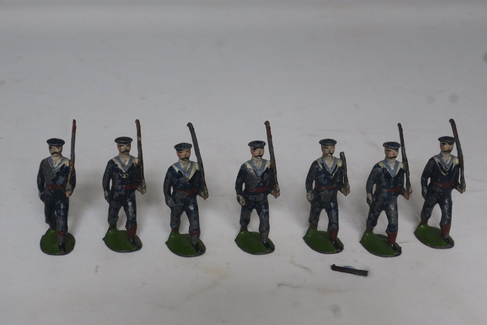 Britains set#22b, Bluejackets: first version, 7 pieces, (c. 1902); Good, one rifle damaged but present