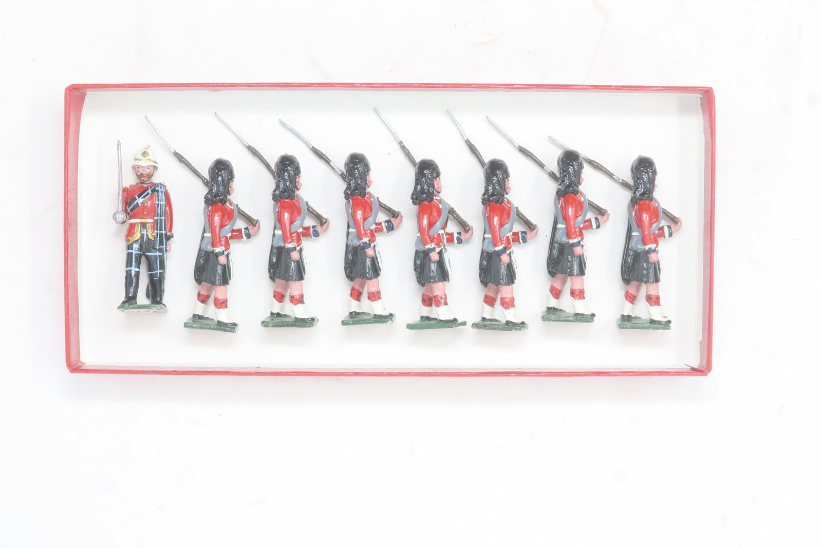 Nostalgia unidentified set Highlanders: feather bonnets and red coats at the slope with officer, 8 pieces; Excellent