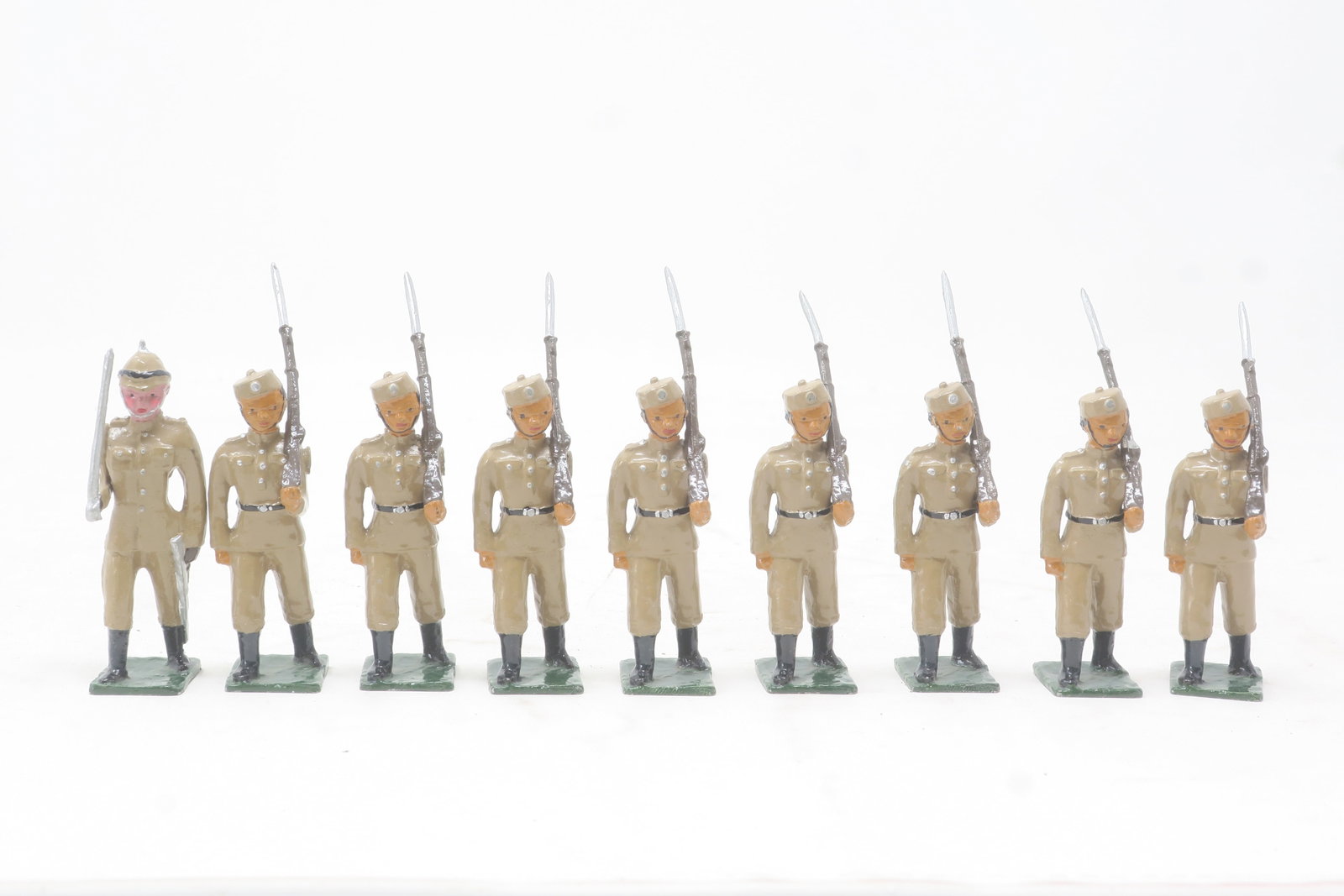 Nostalgia Karen Military Police: 8 figures at the slope plus European officer; khaki uniforms and pill box caps, 9 pieces; Very good