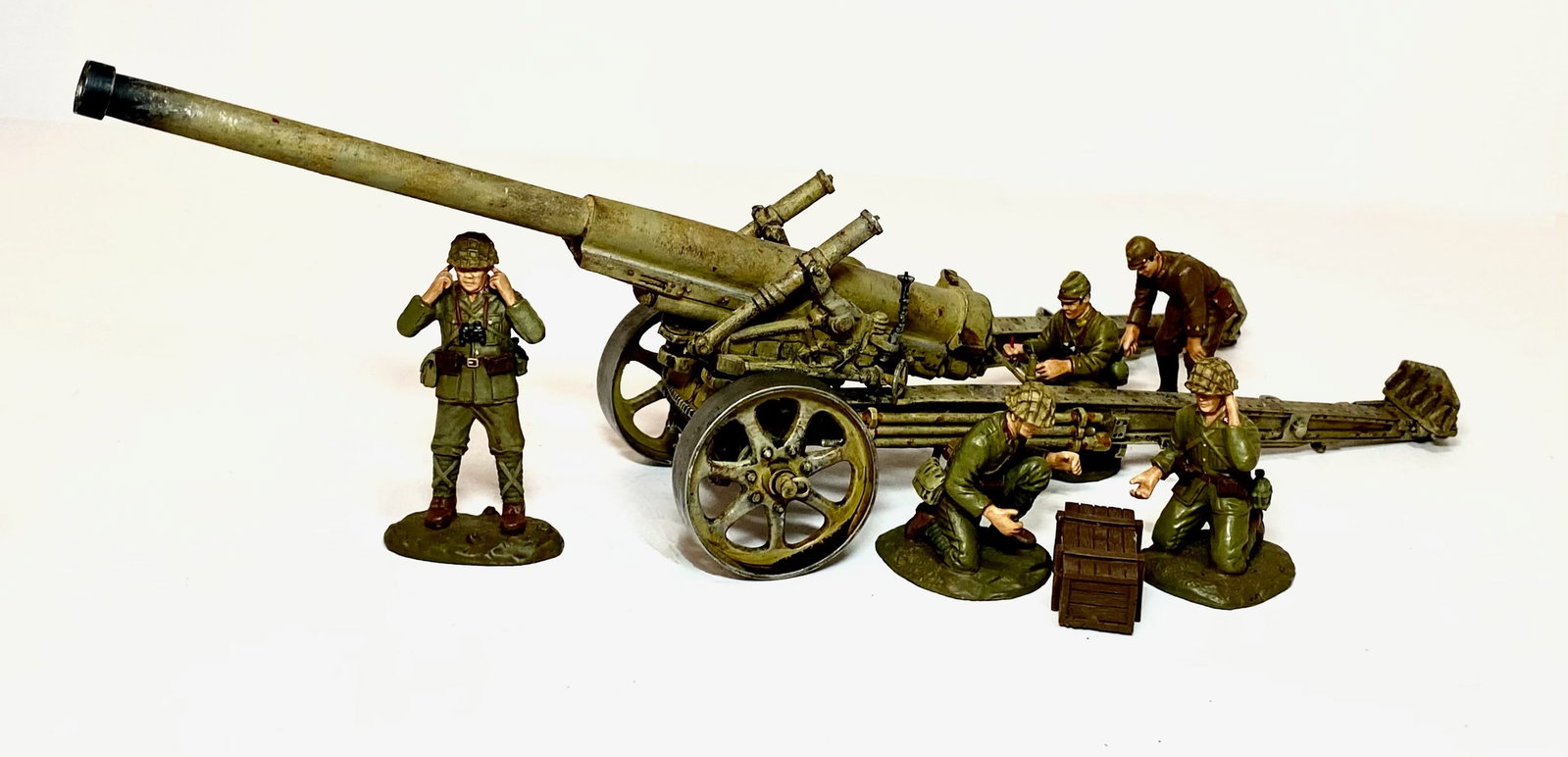 Figarti WW2 Japanese Artillery & Crew: 7 pieces. Wheels have come loose from chassis, the rest in excellent condition. Unboxed.