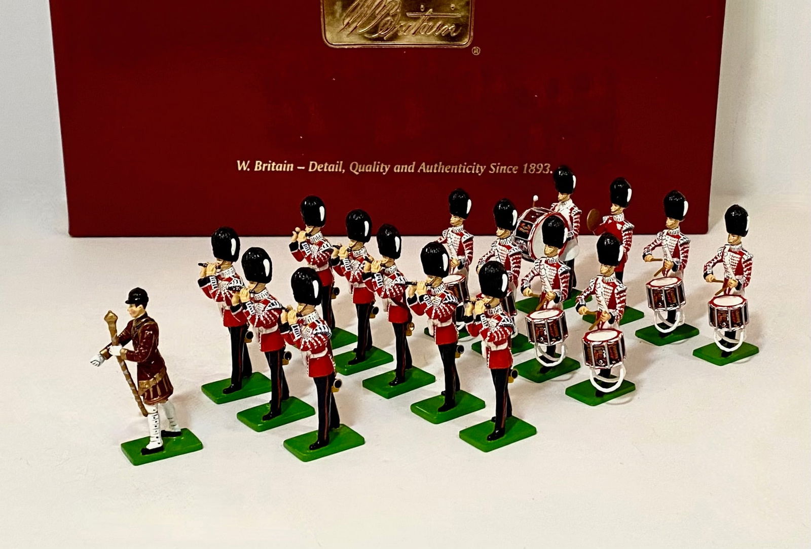 Britains #41175 Grenadier Guards: Fife & Drum Band Set. 17 pieces. Mint condition. Box excellent.