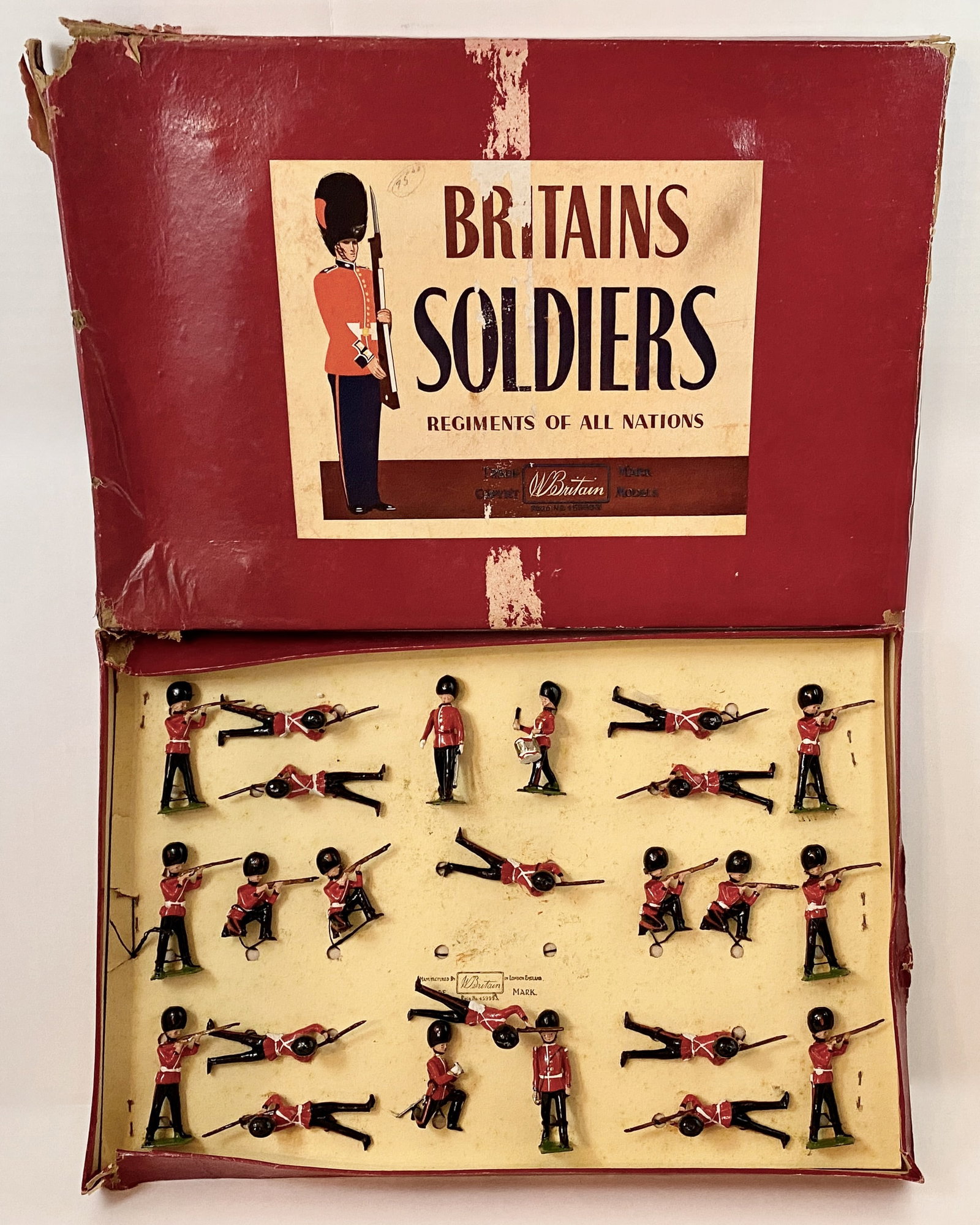Britains #90 Coldstream Guards: Post war issue. 24 pieces. Mint to near mint condition (one loose from card). Box in poor condition.