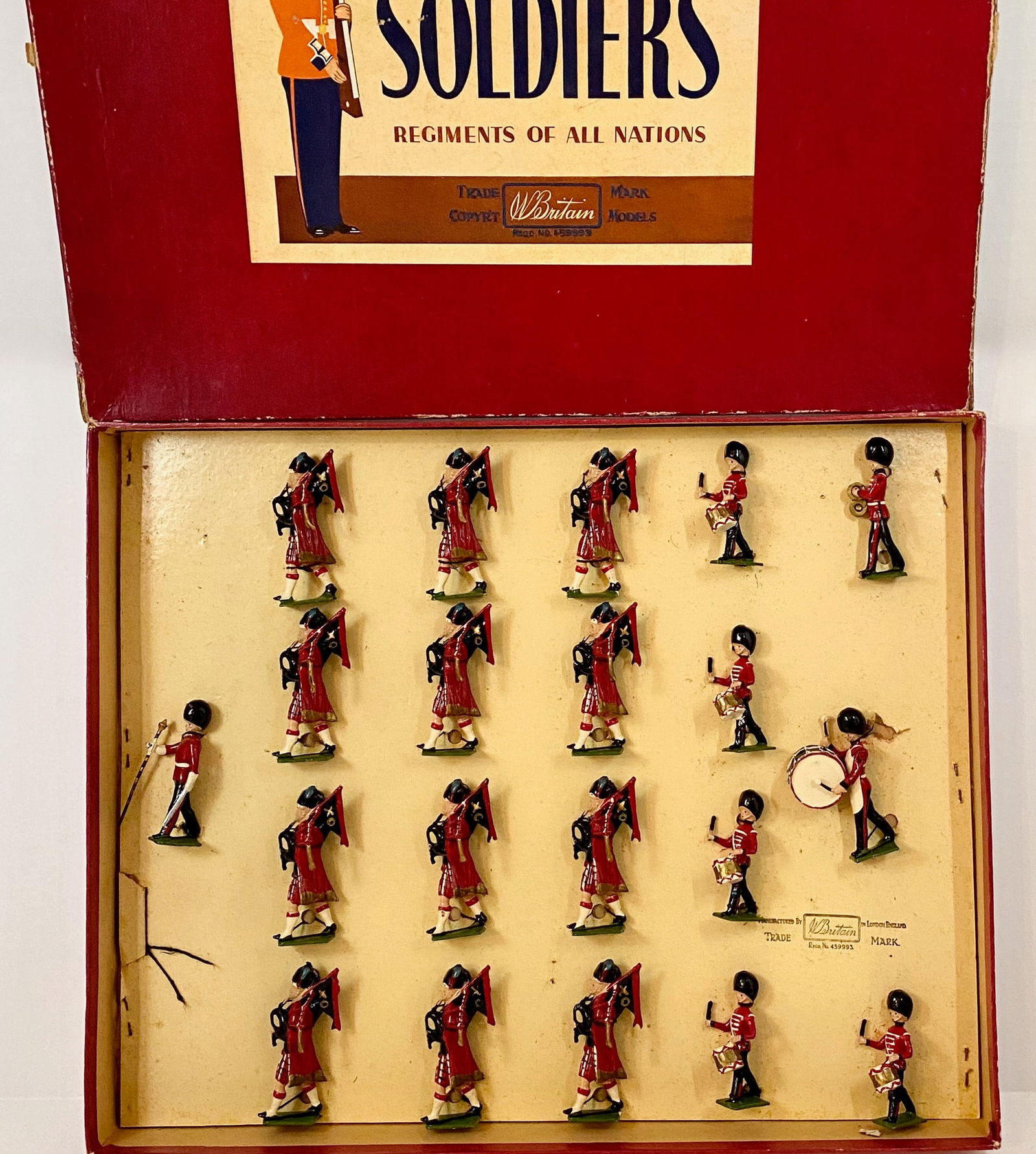 Britains #1722 Pipes & Drum Of The Scots Guards: Post war. 20 pieces. Mint condition. Box fair (2 top corner splits, missing part of top side).