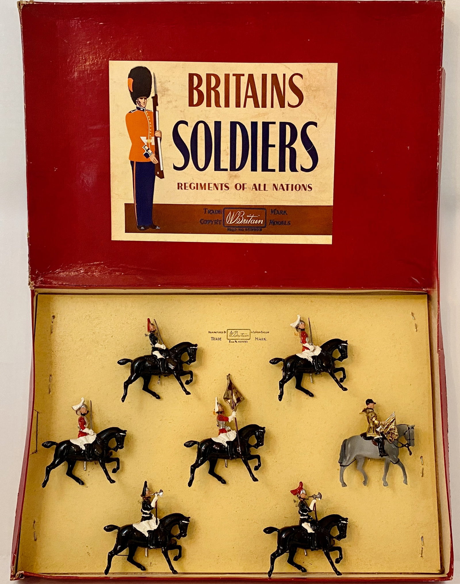 Britains #2067 The Sovereign's Standard: Post war issue. 7 pieces. Mint to near mint condition. Box good (one top corner split, one top side split).