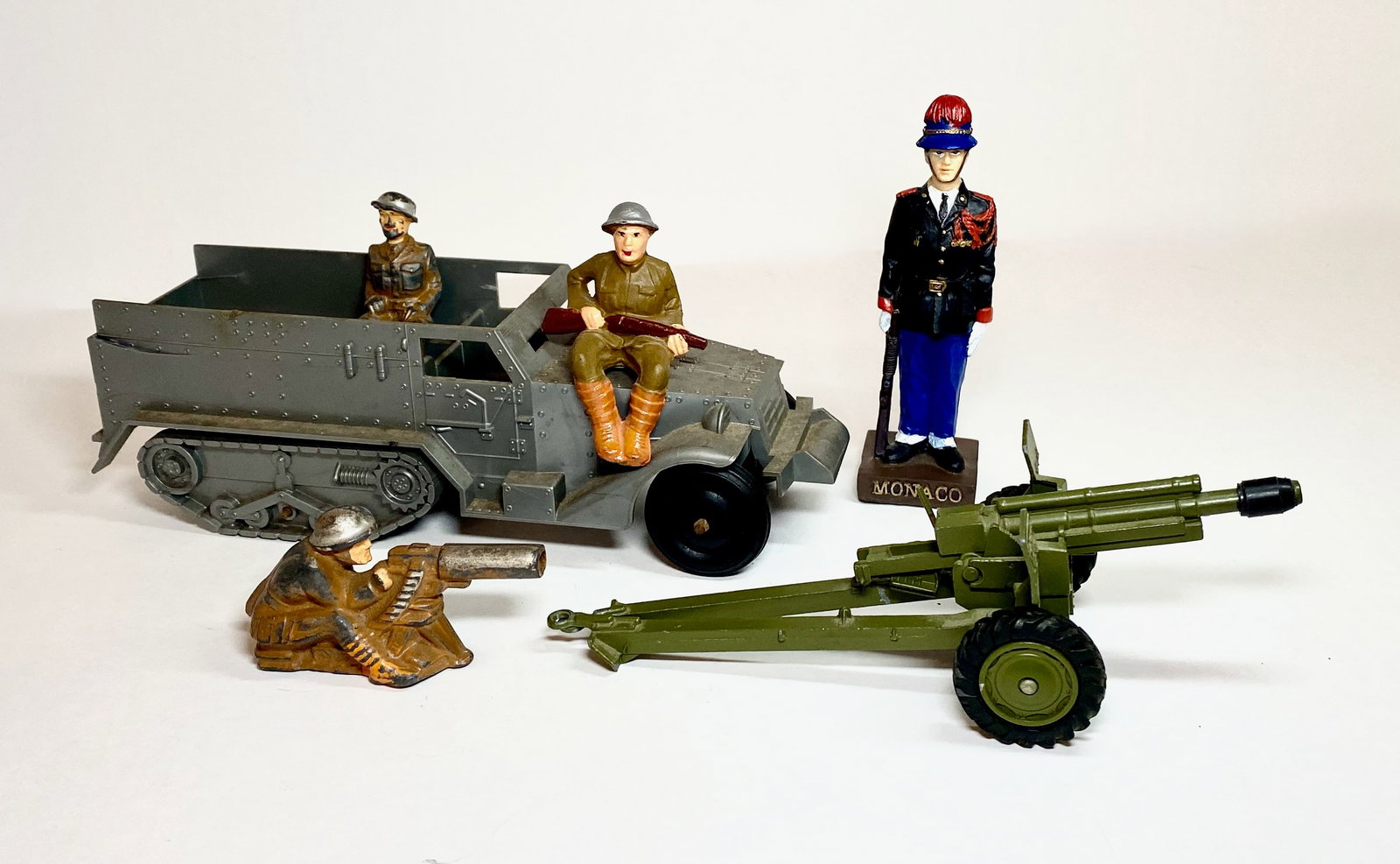 Ideal Plastic Halftrack: With seated Dimestore Soldiers and Machine Gunner (one repainted), and Monaco Composition Soldier. 6 pieces. Excellent to fair condition. Unboxed.