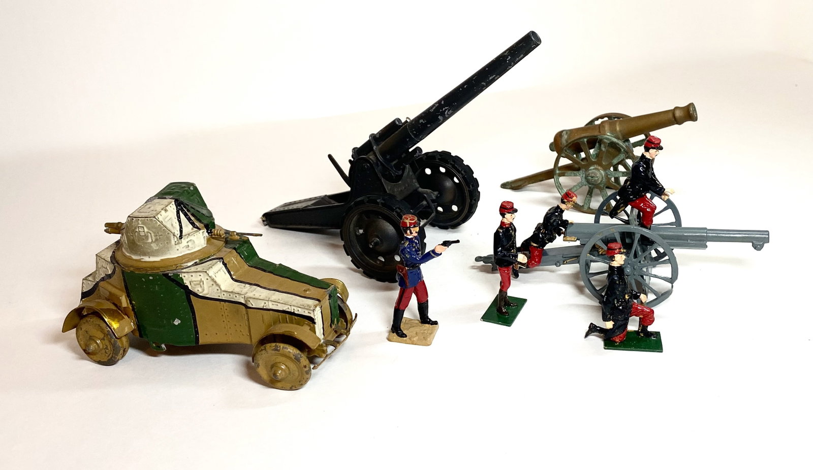 Assorted Soldiers, Guns & Armored Car: 9 pieces. Excellent to good condition. Unboxed.