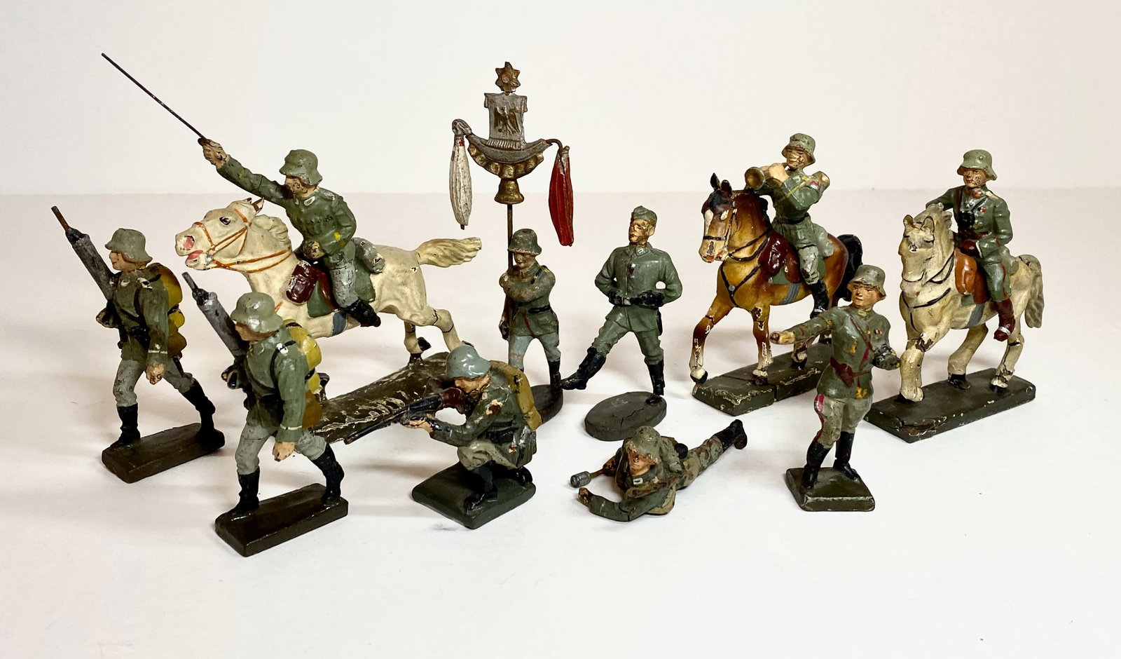 Elastolin & Lineol Composition Germans: 10 pieces. Good to fair condition. Unboxed.