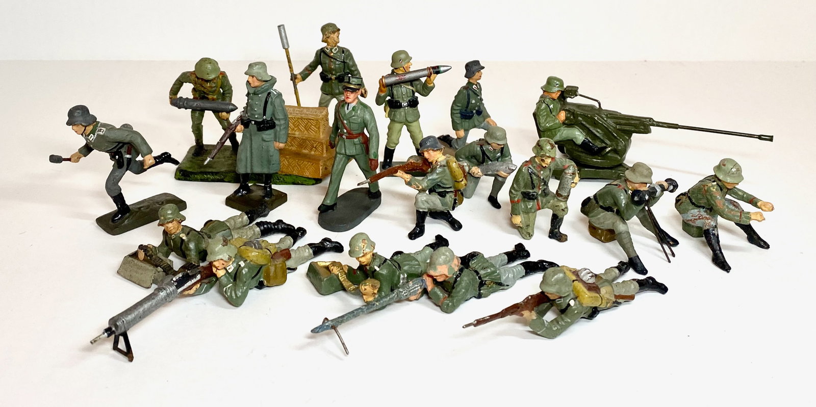 Elastolin & Lineol Composition Germans: 18 pieces. Excellent to good condition. Unboxed.
