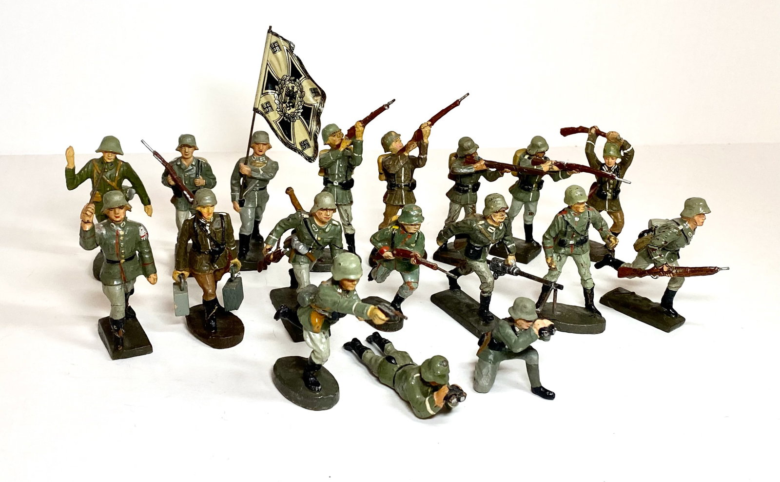 Elastolin & Lineol Composition Germans: 18 pieces. Excellent to good condition. Unboxed.