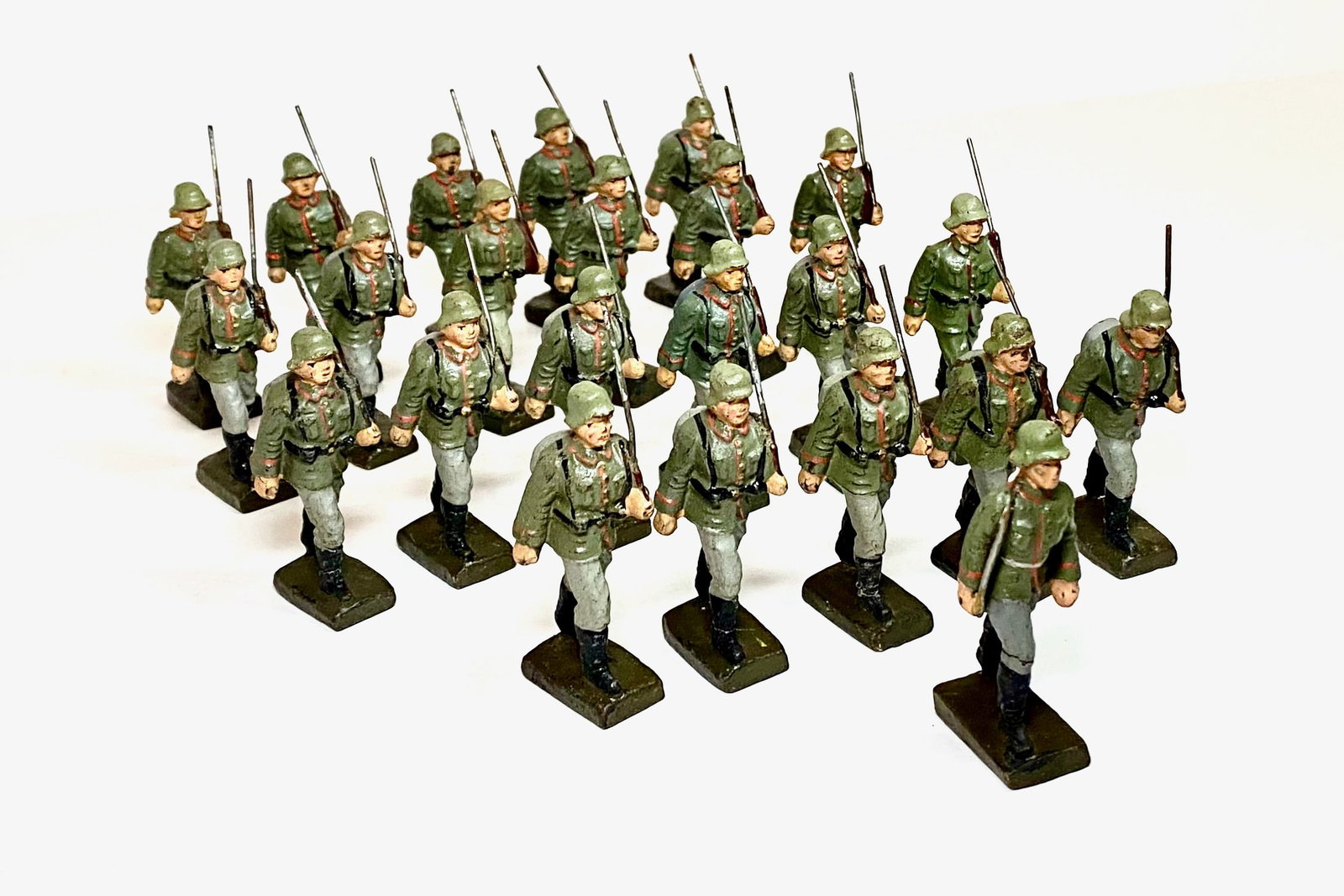 Lineol Composition Germans: 23 pieces. Excellent to good condition. Unboxed.